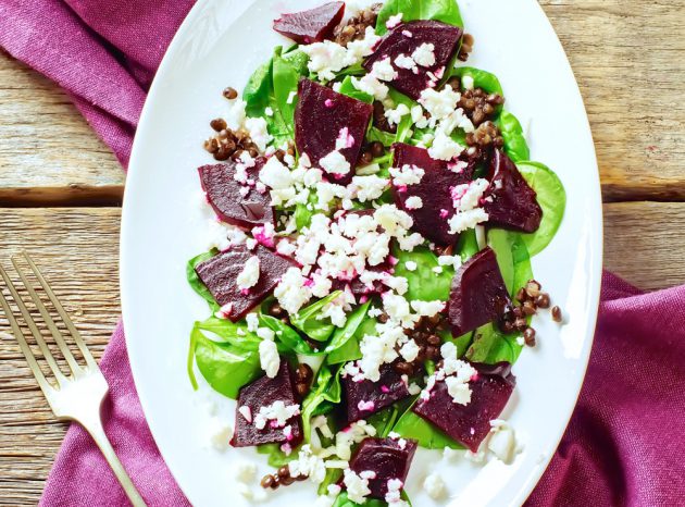 salad with beets, spinach and goat cheese