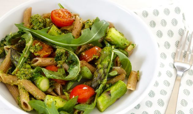 Whole-grain spelt rigatoni with green asparagus, cherry tomato and rocket-pesto